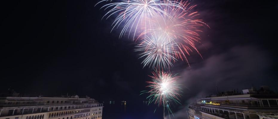 Πρωτοχρονιά 2023 | Σόου πυροτεχνημάτων στην πλατεία Αριστοτέλους